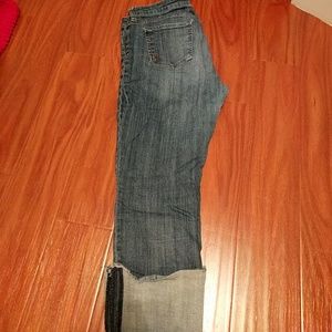 Kut from the Kloth capri boyfriend jean.